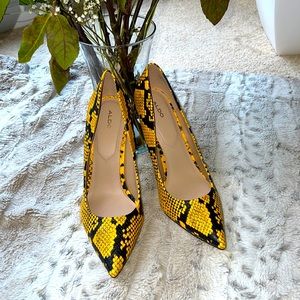 YELLOW AND BLACK HEELS